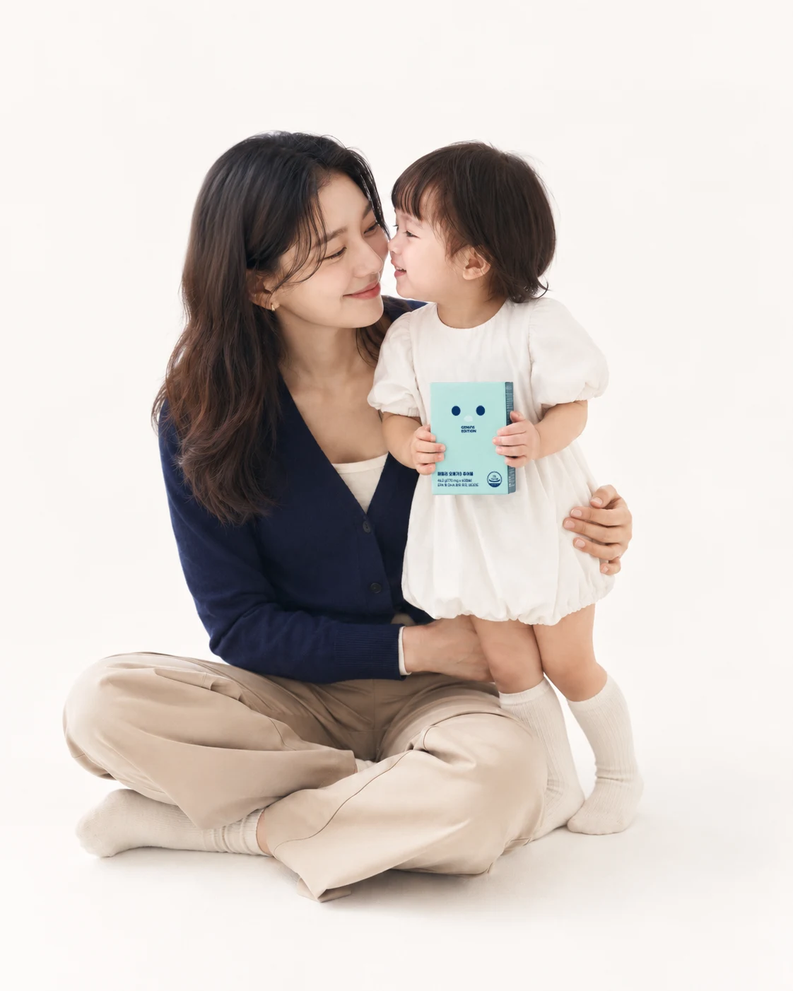 패밀리 오메가3 츄어블 패키지를 들고 있는 아이와 엄마의 브랜드 연출 사진